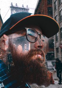 affiche decorative double exposition un homme barbu avec des lunettes devant le pont de Brooklyn